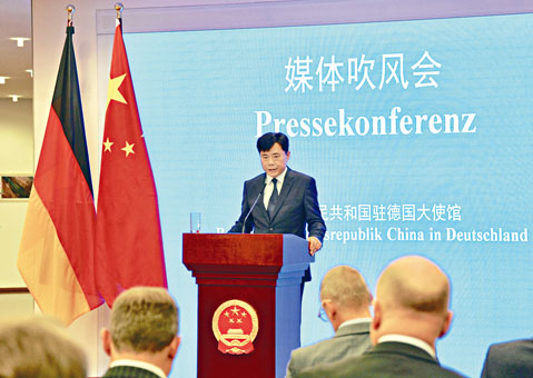 中国驻德大使吴恳，批评德方与黄会面并非真心关心香港自由民主 。