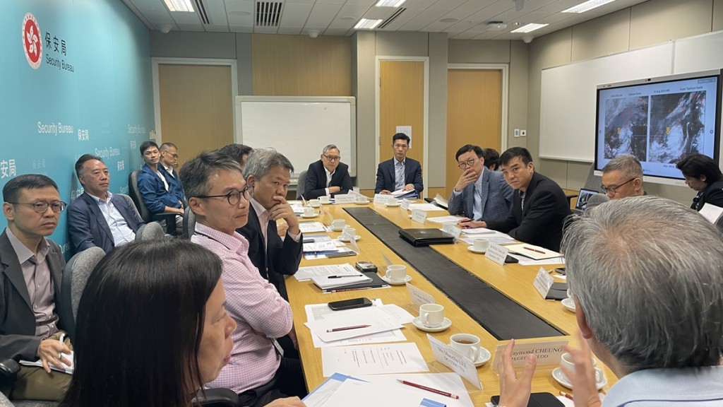 颱風小犬襲港，保安局舉行跨部門會議統籌部署應變計劃。政府新聞處圖片