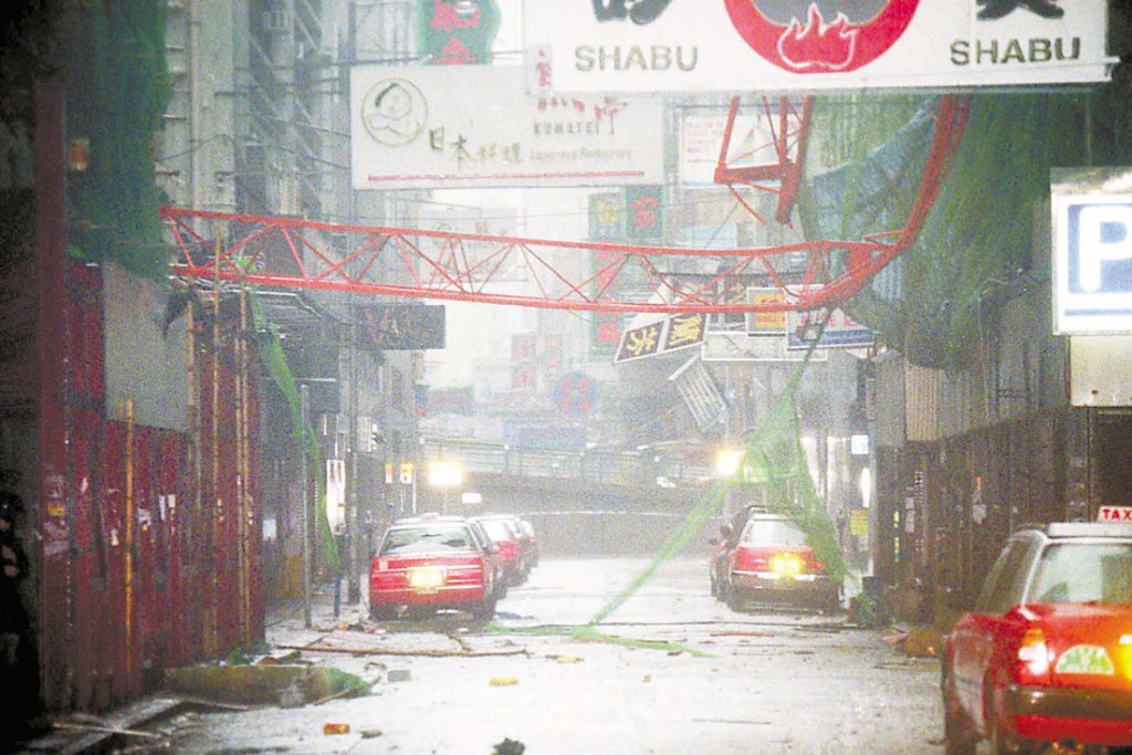 灣仔謝斐道一幢興建中商業大廈的垂直天秤鐵架,抵受不住強勁風勢,被吹至折斷塌下擊中馬路對面大廈外牆。資料圖片 灣仔謝斐道一幢興建中商業大廈的垂直天秤鐵架,抵受不住強勁風勢,被吹至折斷塌下擊中馬路對面大廈外牆。資料圖片