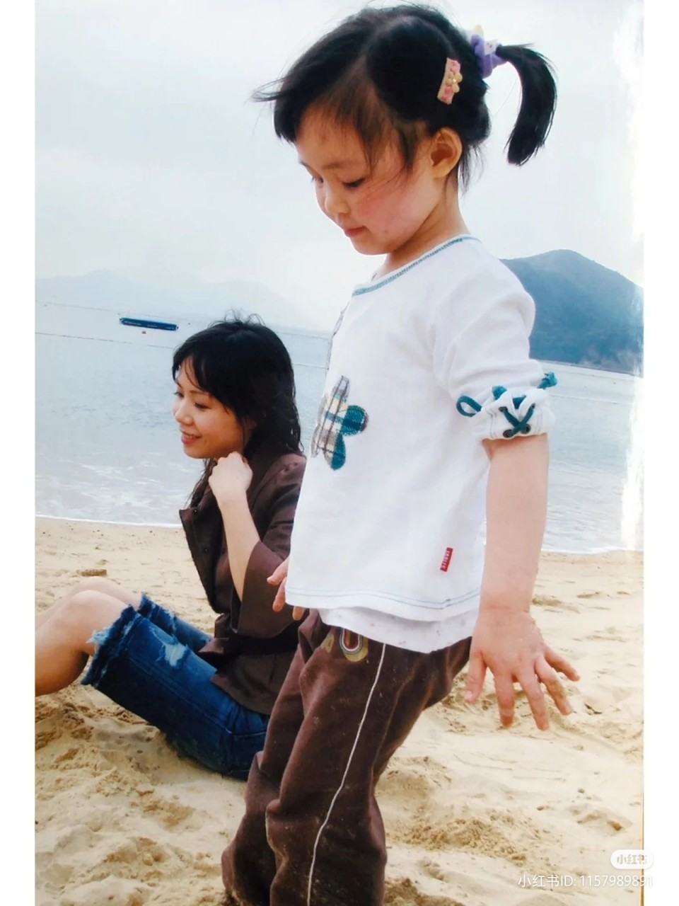 刘秀盈早前分享一张童年时与妈妈的合照。