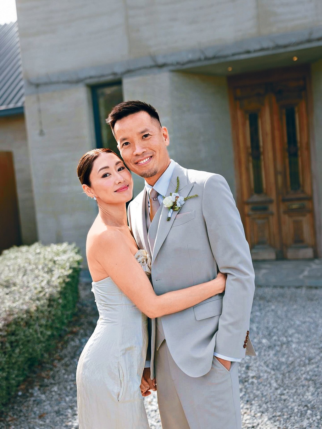 胡定欣與外科醫生陳健華（Akin）拉埋天窗，趁昨日中秋佳節無預警晒婚照。