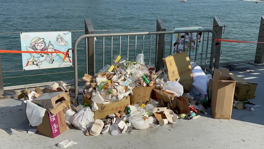 湾仔海滨遗下大量垃圾。杨伟亨摄