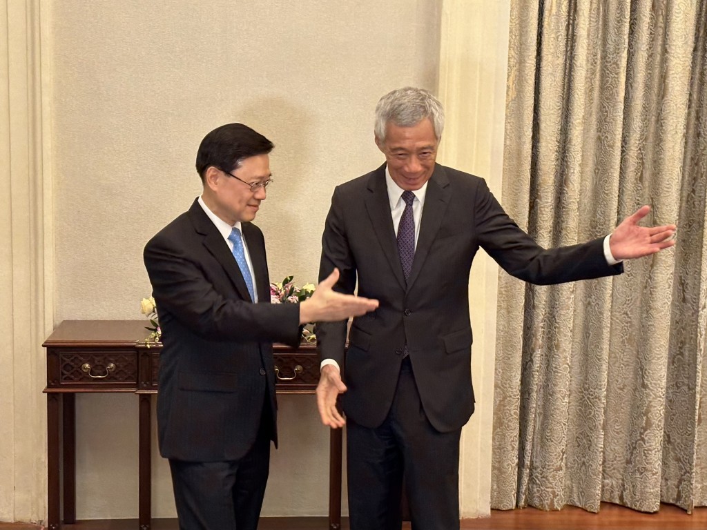 李家超拜會新加坡總理李顯龍，與對方出席午宴。