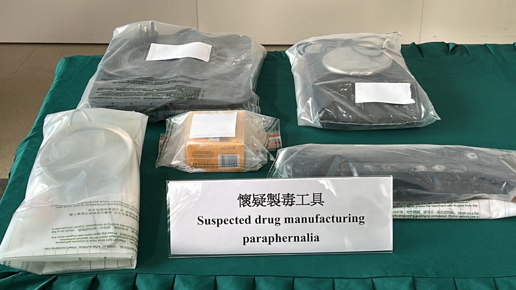 海關檢獲約2.5公斤懷疑可卡因及293克懷疑霹靂可卡因，估計市值共約210萬元。林思明攝