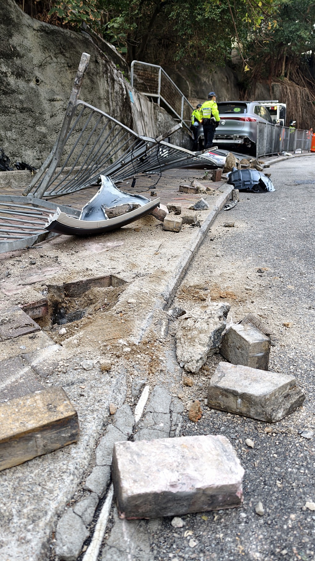 約20米鐵欄被掃毀。黃文威攝