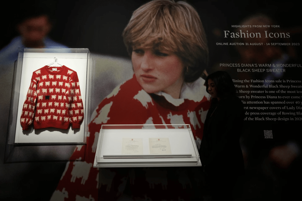 這件毛衣定於8月底至9月中在蘇富比進行網上拍賣。AP
