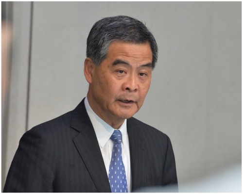 行政長官梁振英出席行政會議前見記者。