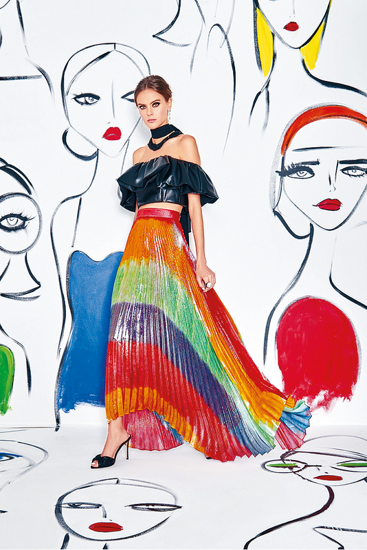 帶點亮面效果的彩虹色百褶半截長裙，成為造型的注目焦點。