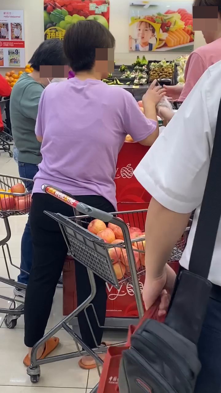 网上流传长约17秒的片段见到，3位大妈在超市内的苹果箱旁精挑细选。网上短片截图