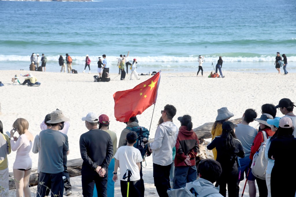 到達浪茄灣營地，映入眼簾的是滿滿的遊客。