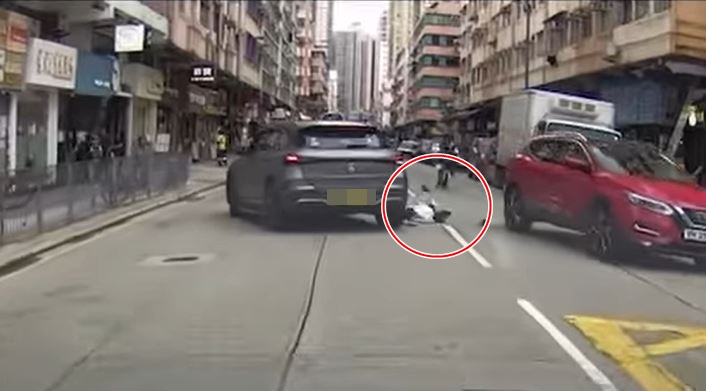 私家車撞倒過路婦人。fb車cam L（香港群組）影片截圖