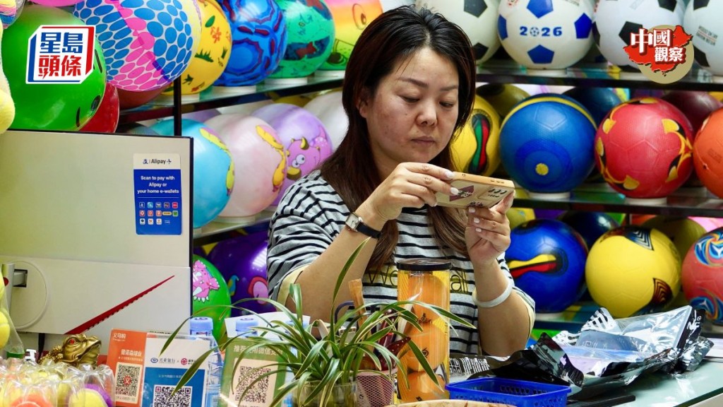 世界盃臨近，浙江義烏市場相關產品訂單持續增長。中新社