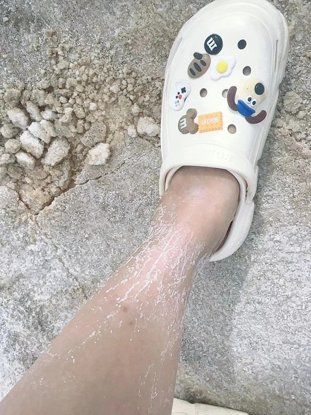 青海察爾汗鹽湖水體腐蝕性強,對皮膚有傷害。小紅書 青海察爾汗鹽湖水體腐蝕性強,對皮膚有傷害。小紅書