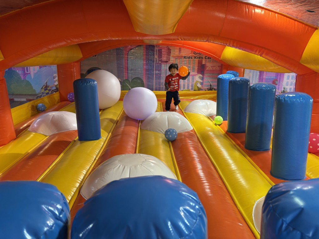 充氣城堡有大小波波，來一場彈跳足球賽應該相當好玩。（圖片來源：《親子王》）