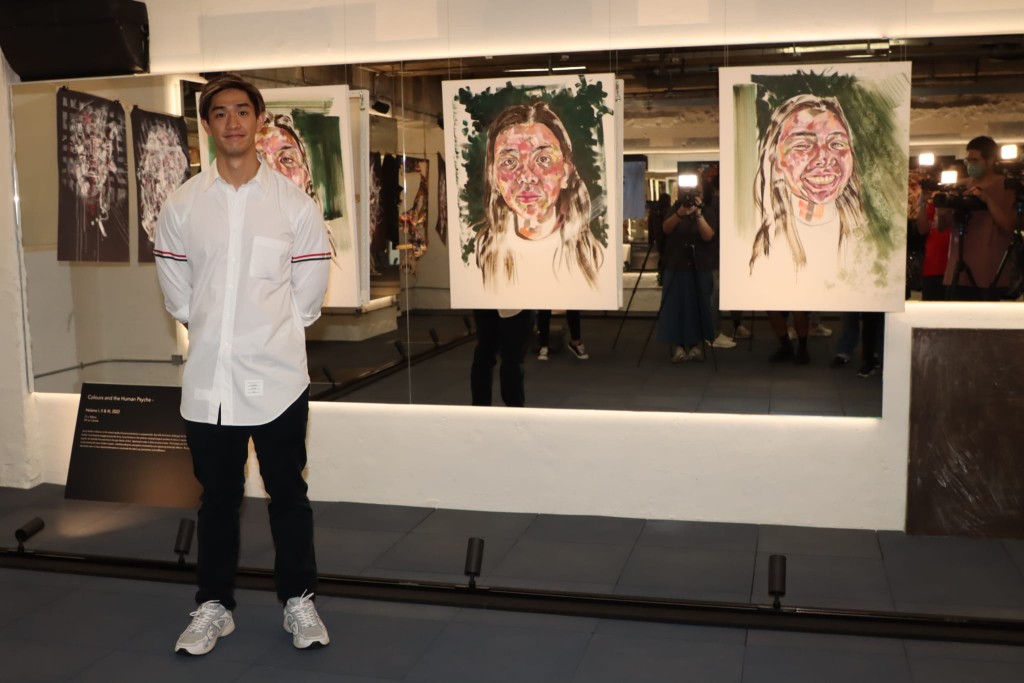 胡智同的畫展選址在自己的健身中心舉辦，結合兩樣愛好。