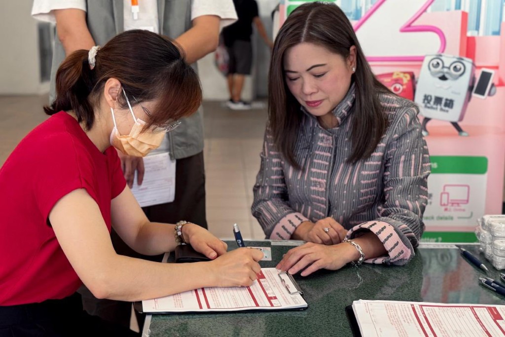 羅淑佩協助市民填表。羅淑佩fb圖片 羅淑佩協助市民填表。羅淑佩fb圖片