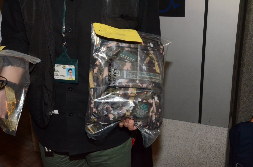 警方檢獲的背囊及背囊帶。李子平攝