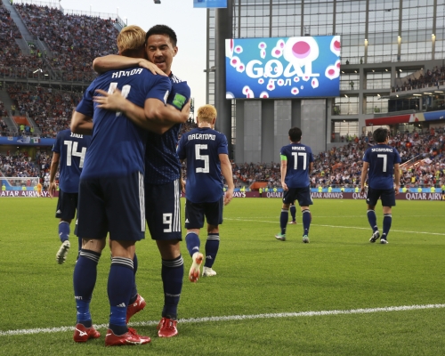 本田圭佑(左)率日本逼和，獲隊友大讚。AP