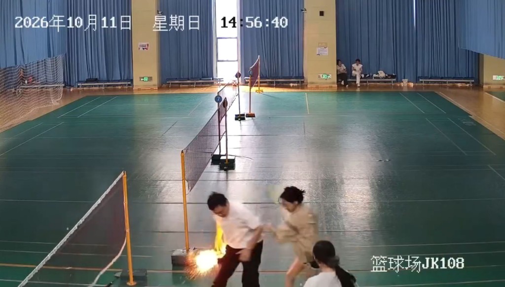 湖北汉手机放裤袋打羽毛球，跌倒爆炸火烧后栏重伤。