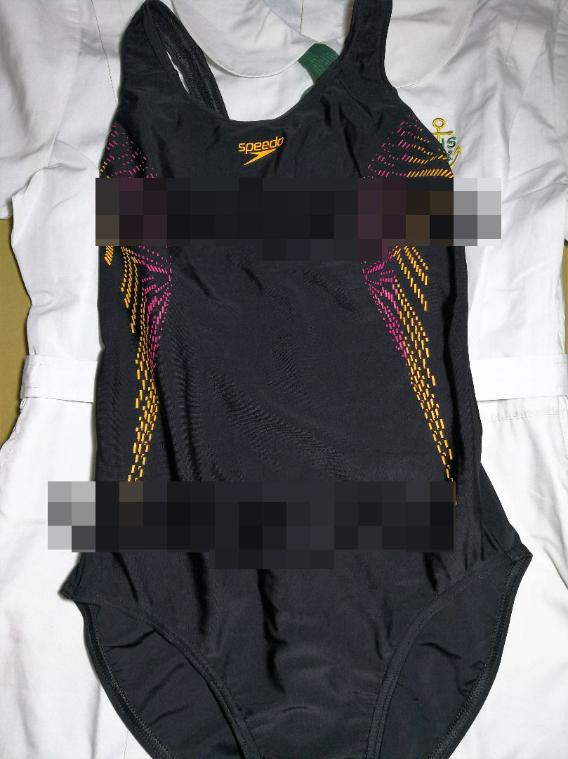该套售$2588的二手校服，包含10件同一间女校的运动校服衫裤，与及一件二手泳衣（如图）。