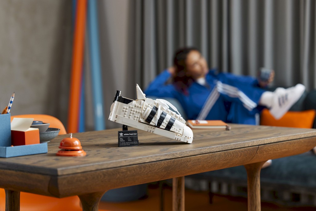 LEGO顆粒還原經典鞋款Superstar的收藏品LEGO 10282 adidas Originals Superstar。