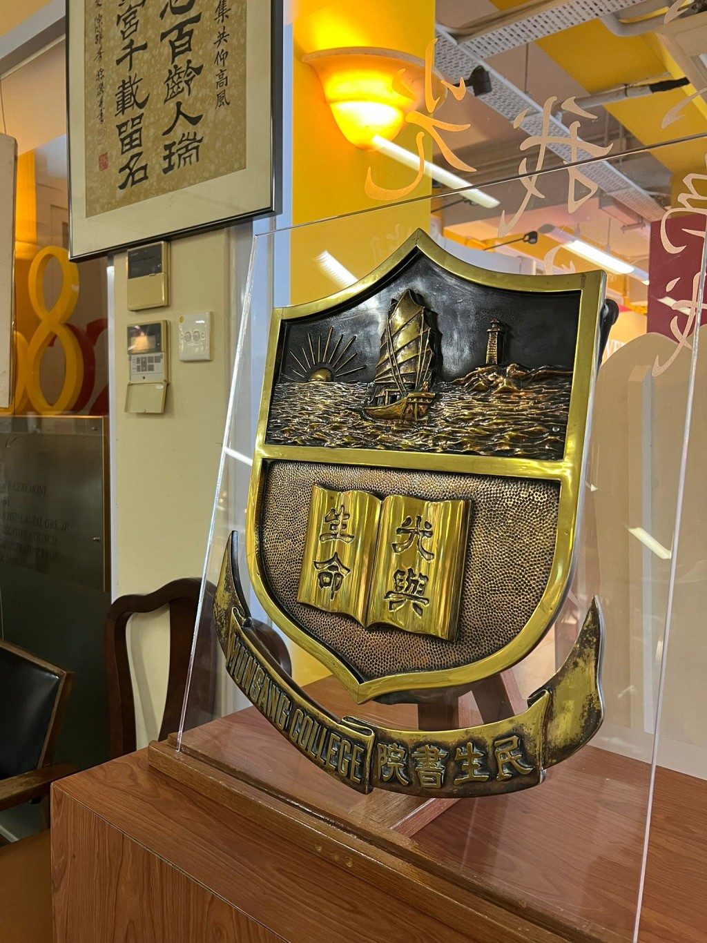 中六同學會將油燈（oil lamp）及校徽（school emblem）傳給中五代表。（圖片來源：受訪者提供