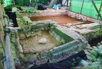 考古專家發現圍村的角樓石製地基。韋志誠網誌圖片
