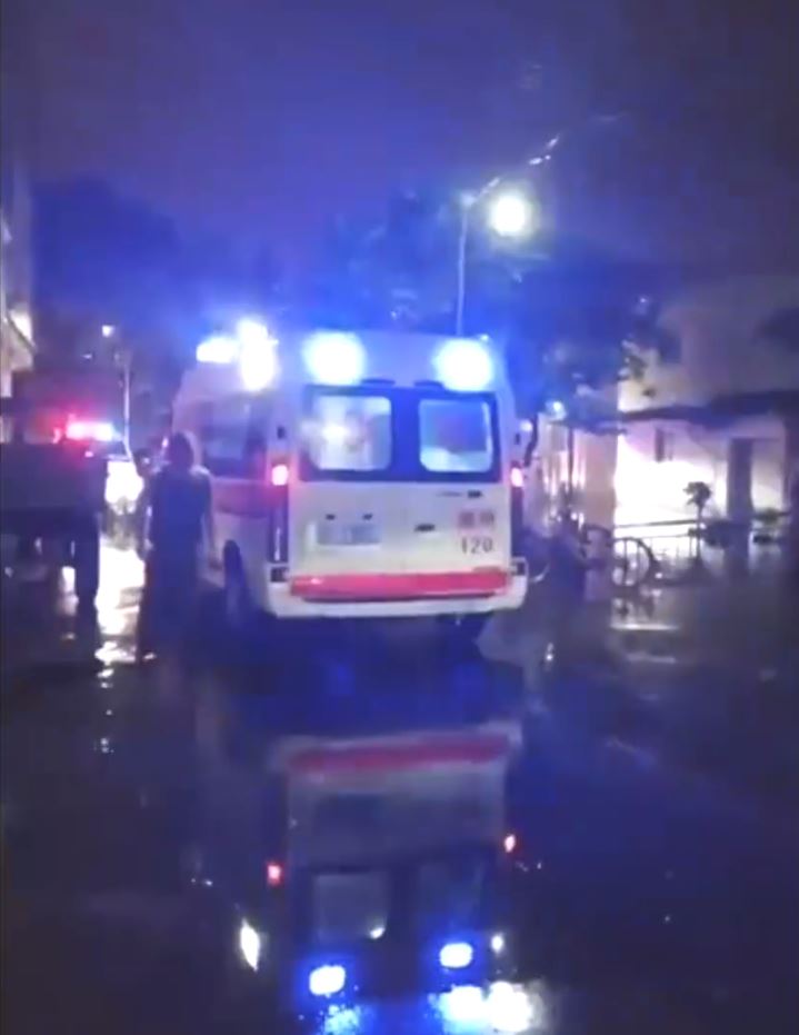 潮州男外卖员冒雨送餐，途中翻车落水身亡。