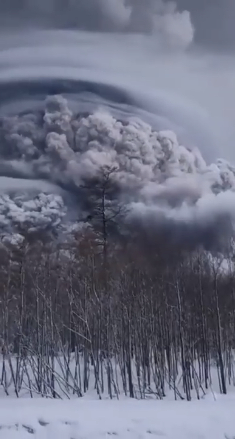 俄遠東堪察加半島火山大噴發！灰雲衝10公里高 場面震撼。 Twitter截圖