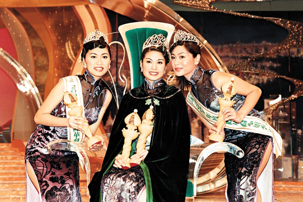 廖碧兒（中）2001年代表溫哥華來港參加《國際華裔小姐競選》。
