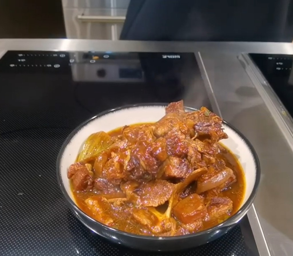 霆鋒教大家炆牛尾。