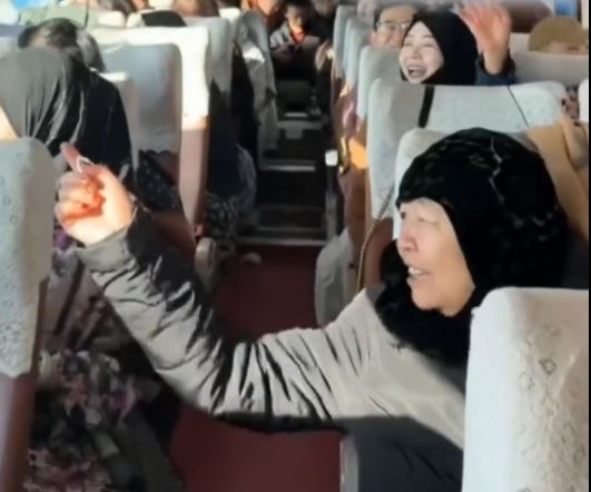 趙雄帶家族34人坐旅遊巴，由青海自駕到雲南過年成為佳話。