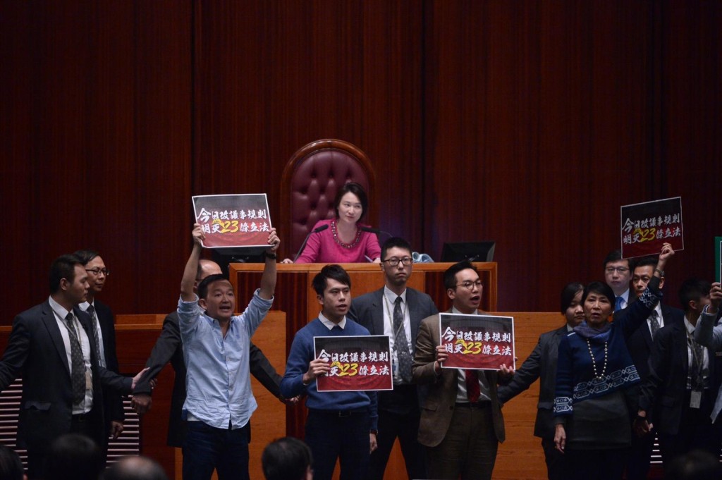 代主席李慧琼宣布暫停會議。