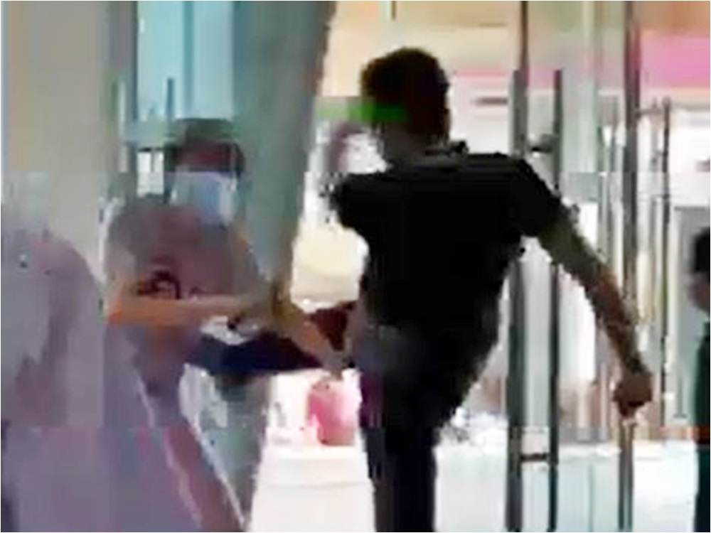屯門一名大叔不滿被叫戴口罩,起飛腳打人。FB群組「屯門牛」Krista Wu影片截圖。