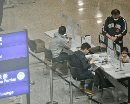據聞衞生署建議在機場設立檢測中心及實驗室，採集的樣本可在機場進行檢測。資料圖片