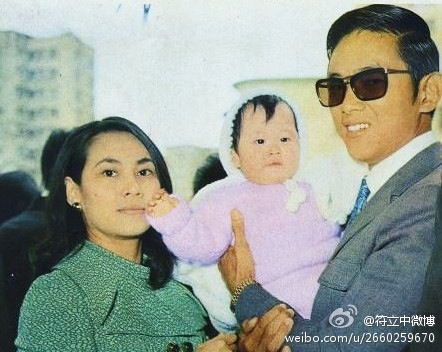 王馨平童年時與母親林翠、父親王羽的合照。（網上圖片）