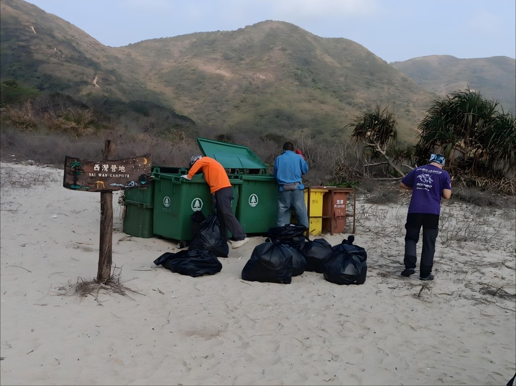 漁護署已在熱門露營地鹹田灣增設垃圾收集設施及運送垃圾。漁護署Facebook