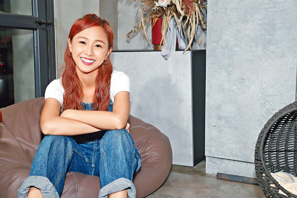 Flavia與《百》劇中的演員不時在聊天群組互動，關係融洽。