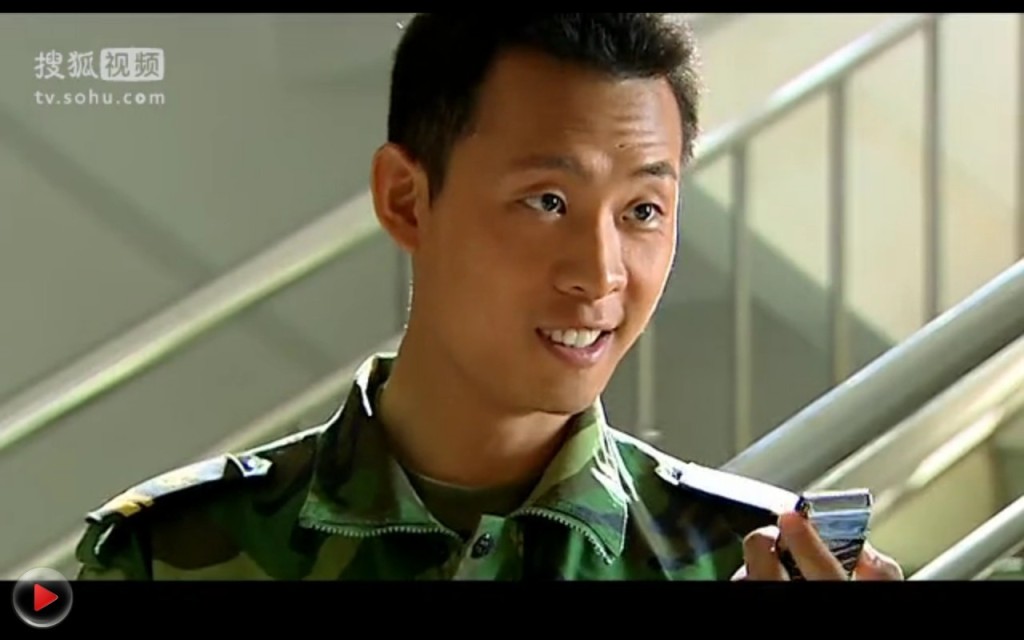在2006年主演军事题材电视剧《士兵突击》踏入影视圈。