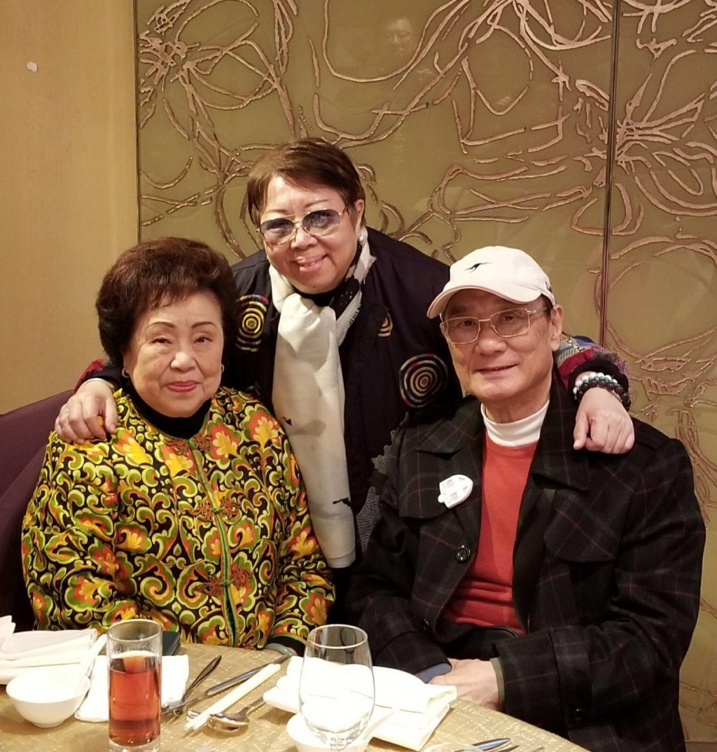 與炳哥、紅姨譚倩紅合照。