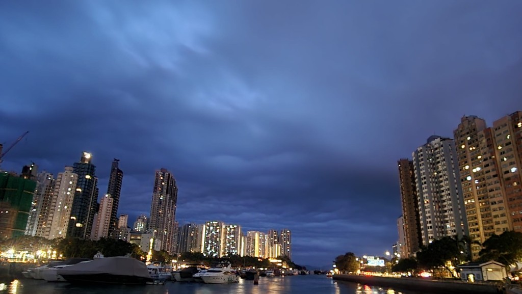 本港地區今日漸轉天晴。日間乾燥及溫暖,市區最高氣溫約25度,新界再高兩三度。黎志偉攝 本港地區今日漸轉天晴。日間乾燥及溫暖,市區最高氣溫約25度,新界再高兩三度。黎志偉攝