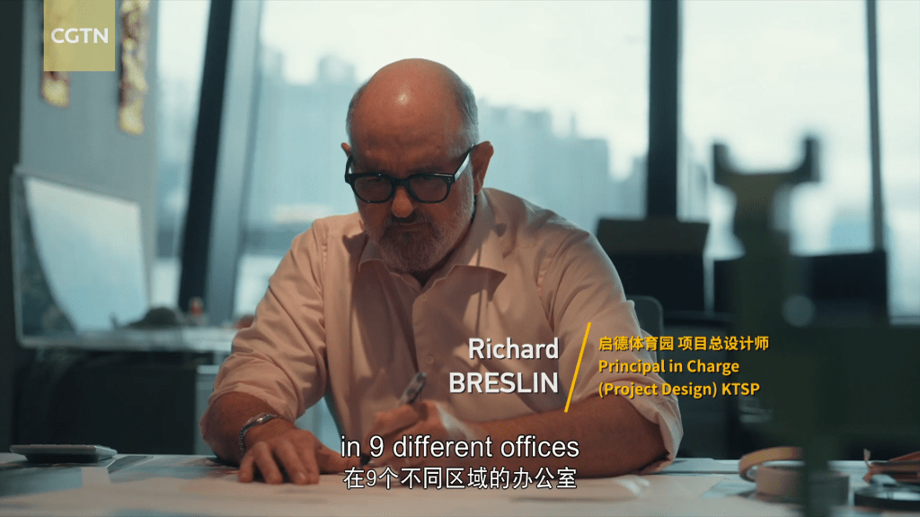 啟德體育園於舊機場跑道動工興建，工程團隊高峰期有超過5萬人。啟德體育園YT影片截圖