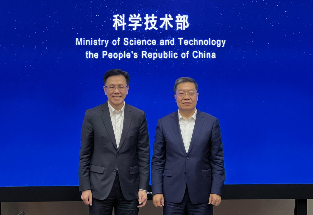 創新科技及工業局局長孫東在北京到訪國家科學技術部，與科技部副部長陳家昌（右）會面。