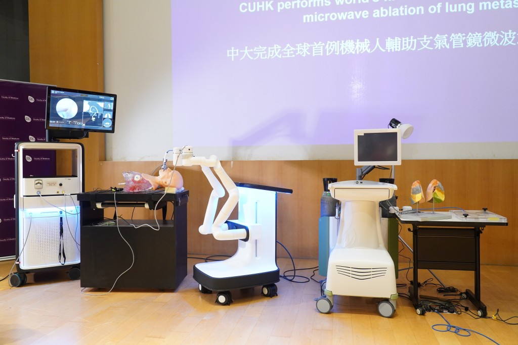 中大公布研究團隊成功完成全球首例機械人輔助微波消融癌細胞。葉偉豪攝