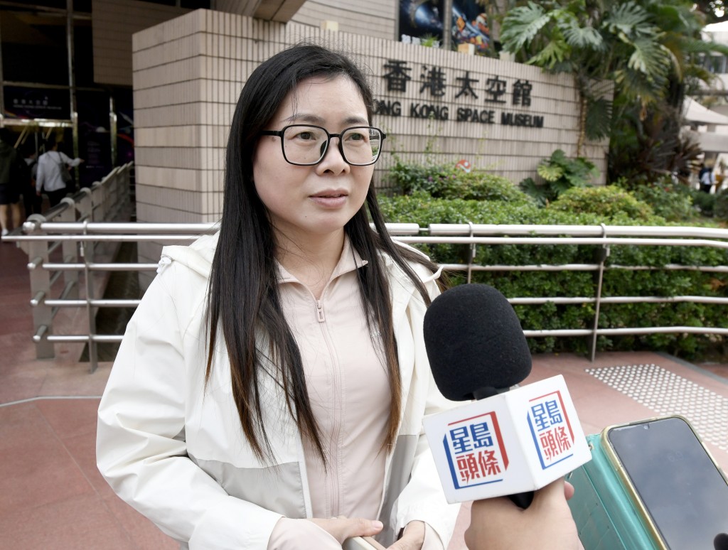 與兒子一同參觀太空館的郭女士。 與兒子一同參觀太空館的郭女士。