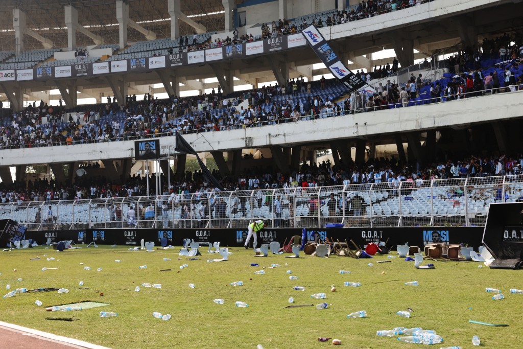 美斯印度行釀騷亂，8萬球迷無法看見怒毀球場喊「回水」。 路透社