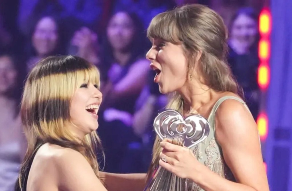 冬奧冠軍劉美賢頒獎給Taylor。