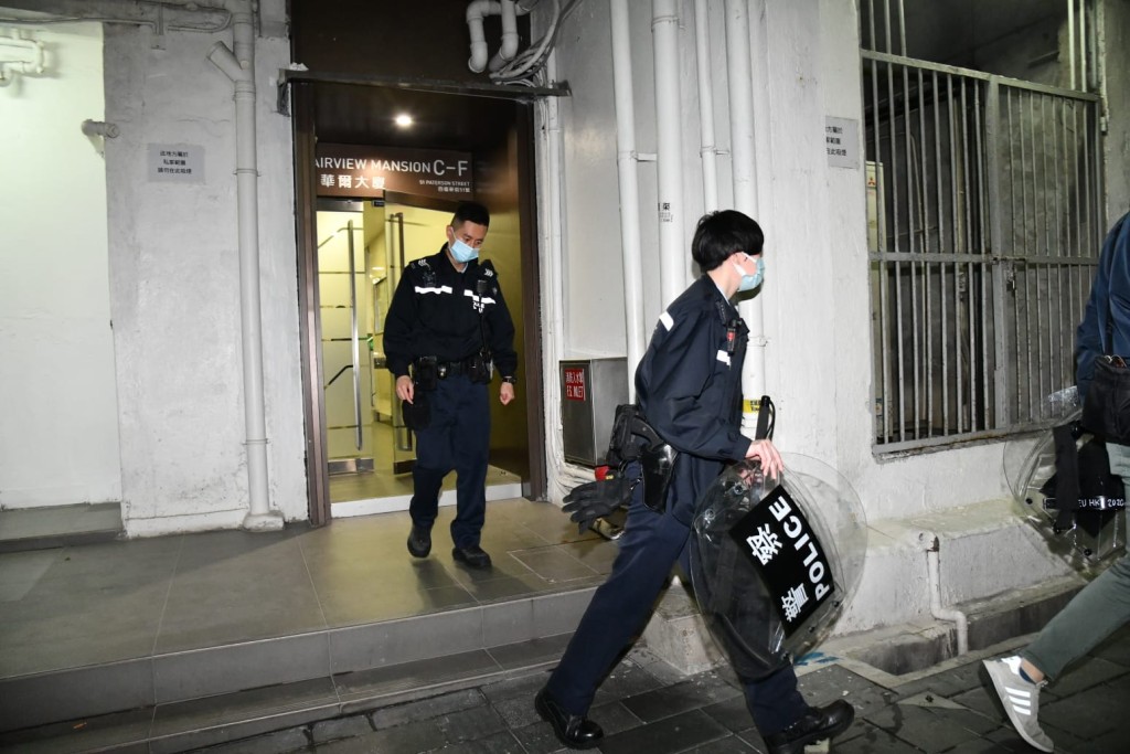 警員持盾牌到場。