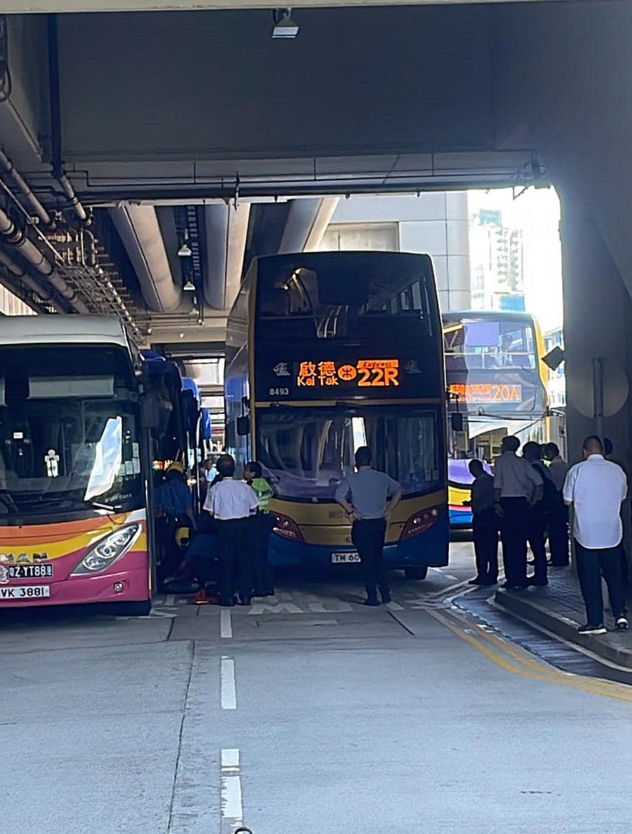 救援人員到場施救。fb：車cam L（香港群組）