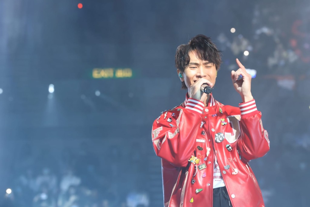 全晚唱了30几首歌。